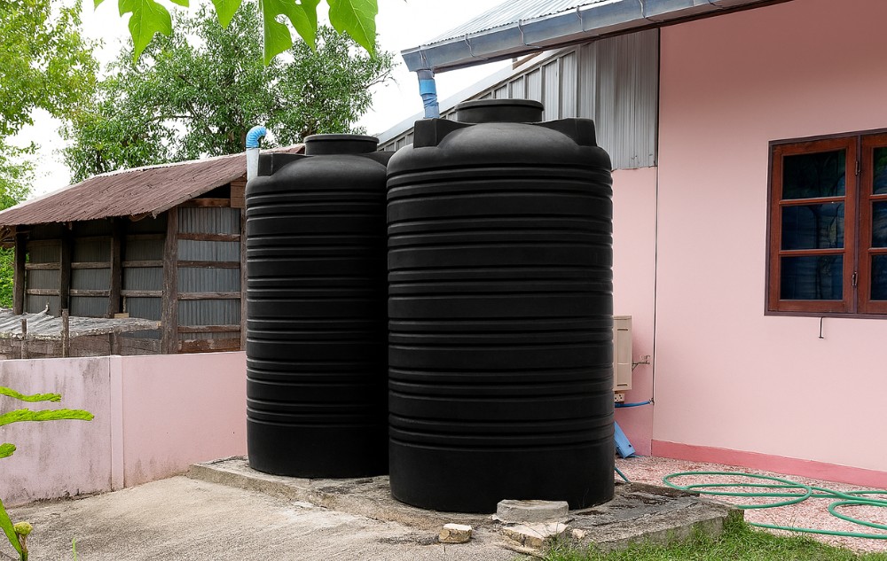 Tanques de agua potable negros