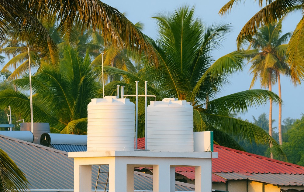 Tanques de agua potable blancos